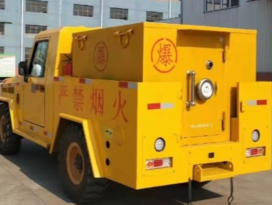 武定凯龙爆破器材运输车：保障爆破任务的安全运行